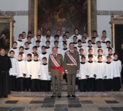 Su Majestad el Rey y Su Alteza Real el Príncipe de Asturias con los niños del coro del Monasterio de El Escorial